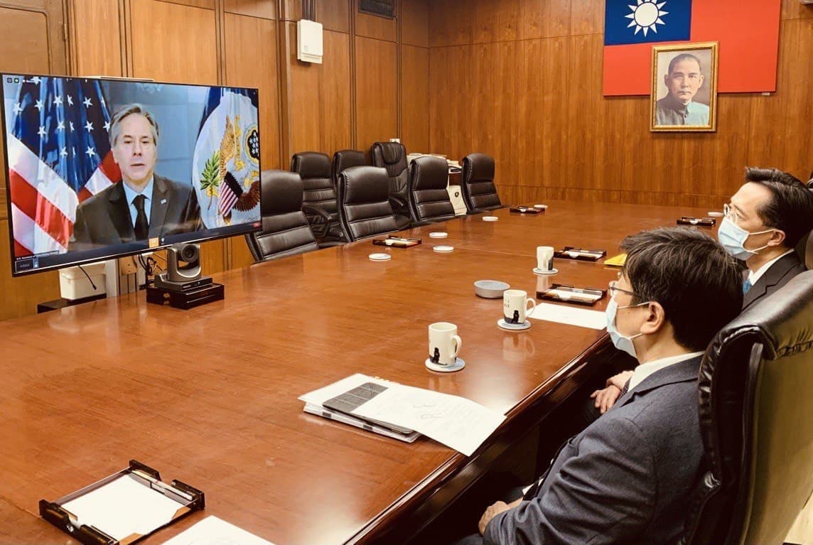 衛生福利部疾病管制署署長周志浩（左）在外交部北美司司長徐佑典（右）陪同下，應邀參加「強化非洲對抗伊波拉病毒韌性及應處」高階國際會議，左上螢幕為美國國務卿布林肯（Antony Blinken）發表開幕致詞。（圖：外交部官網）
