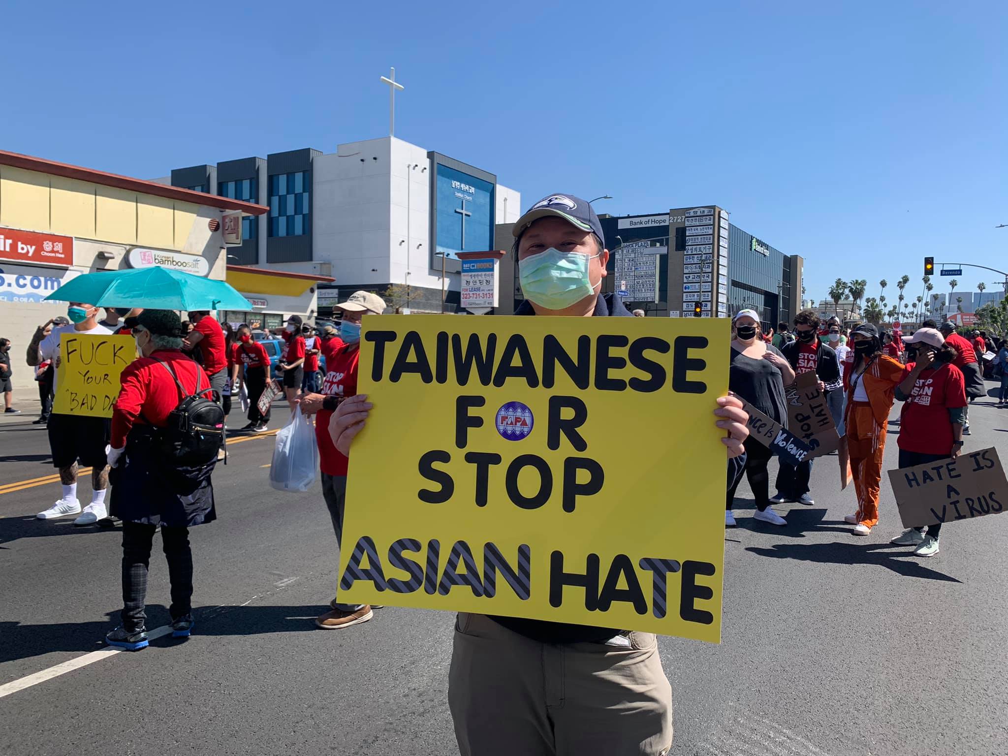代表台灣人公共事務會（FAPA）洛杉磯分會到場的副會長吳兆峯(Ken Wu)拿著標語表達「台灣人支持停止仇視亞裔」。(圖:吳兆峯FB)