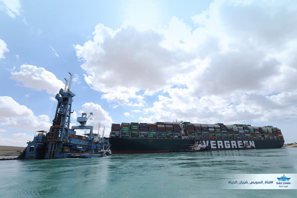 蘇伊士運河管理局表示，長榮長賜輪船尾船舵已移動，但仍不知何時能脫困。圖為拖吊船正協助移動長賜輪。(圖:SuezCanalAuthorityEG FB)）