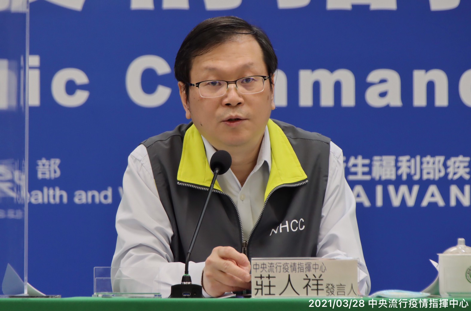 莊人祥28日表示，下週評估是否開放第二梯次醫護人員施打疫苗。(指揮中心提供)