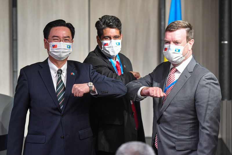 帛琉總統惠恕仁（Surangel Whipps Jr.）（中）29日晚間與外交部長吳釗燮（左）共同舉行國際記者會，美國駐帛琉大使倪約翰（John Hennessey-Niland）（右）也出席。 (圖：中央社)