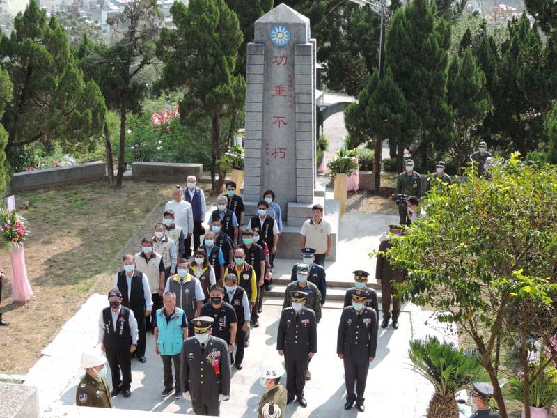 軍方與梅山鄉各界29日在梅山公園「草嶺兵工殉難紀念碑」，舉辦春祭祭典緬懷70年前74名因草嶺潭土壩潰決殉難官兵。（梅山鄉公所提供） (圖：中央社)
