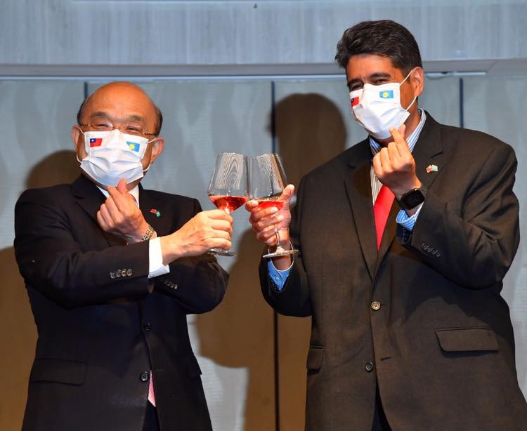 行政院長蘇貞昌29日晚間宴請來訪的帛琉總統惠恕仁等一行。(圖：蘇貞昌院長臉書)
