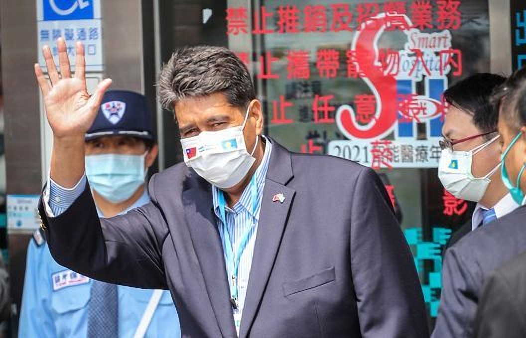 帛琉總統惠恕仁（Surangel Whipps Jr.）（前中）率團訪問台灣，29日到新光醫院健康檢查，步出醫院時向媒體揮手致意。 (圖：中央社)