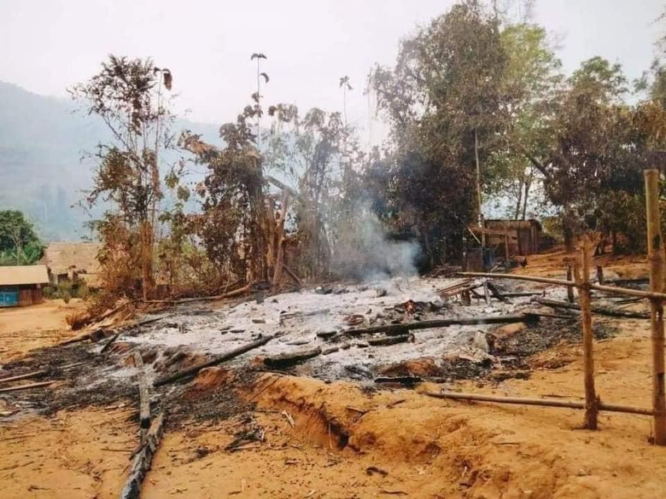 緬甸軍方對東南部克倫邦(Karen State)少數民族武裝團體控制的區域，發動猛烈空襲。(Twitter)
