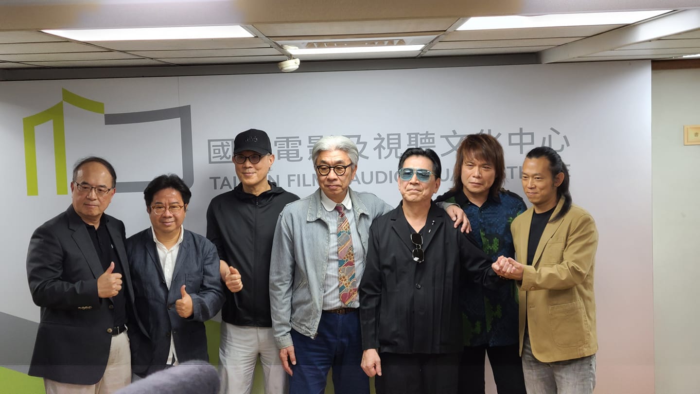 國家影視聽文化中心董事長藍祖蔚(左1)29日宣布正式啟動「油麻菜子」、「少年吔！安啦」及「乾隆遊西湖（把傳統留下來）」數位修復計畫。資深影人褚明仁(左2)、萬仁(左3)、倪重華(中)、高捷(右3)、伍佰(右2)、顏正國(右1)出席，回憶當年參與的趣事。(江昭倫攝)