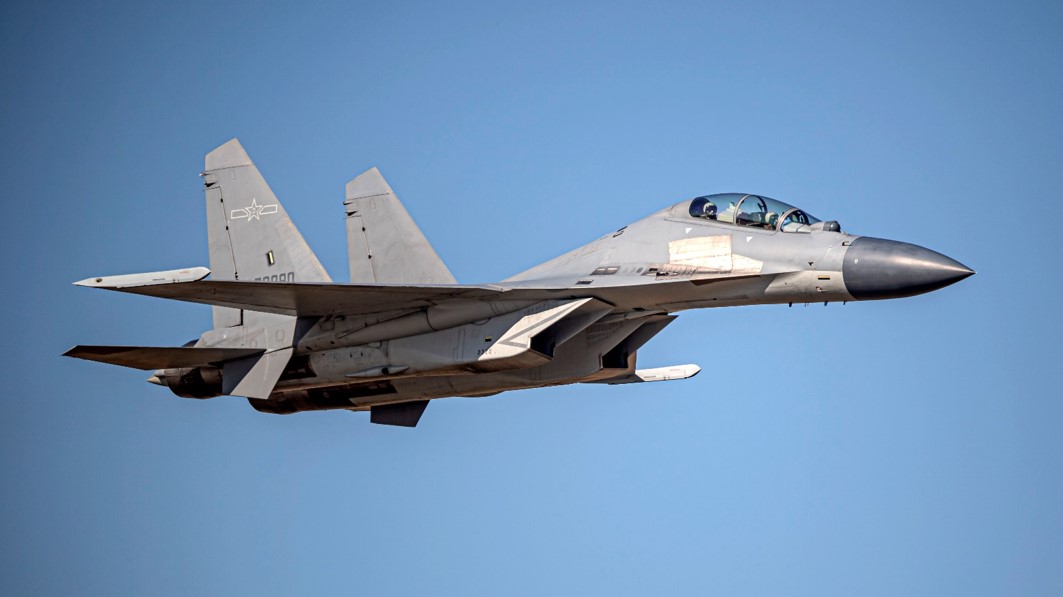 圖為中共殲16同型機。(圖：國防部提供)