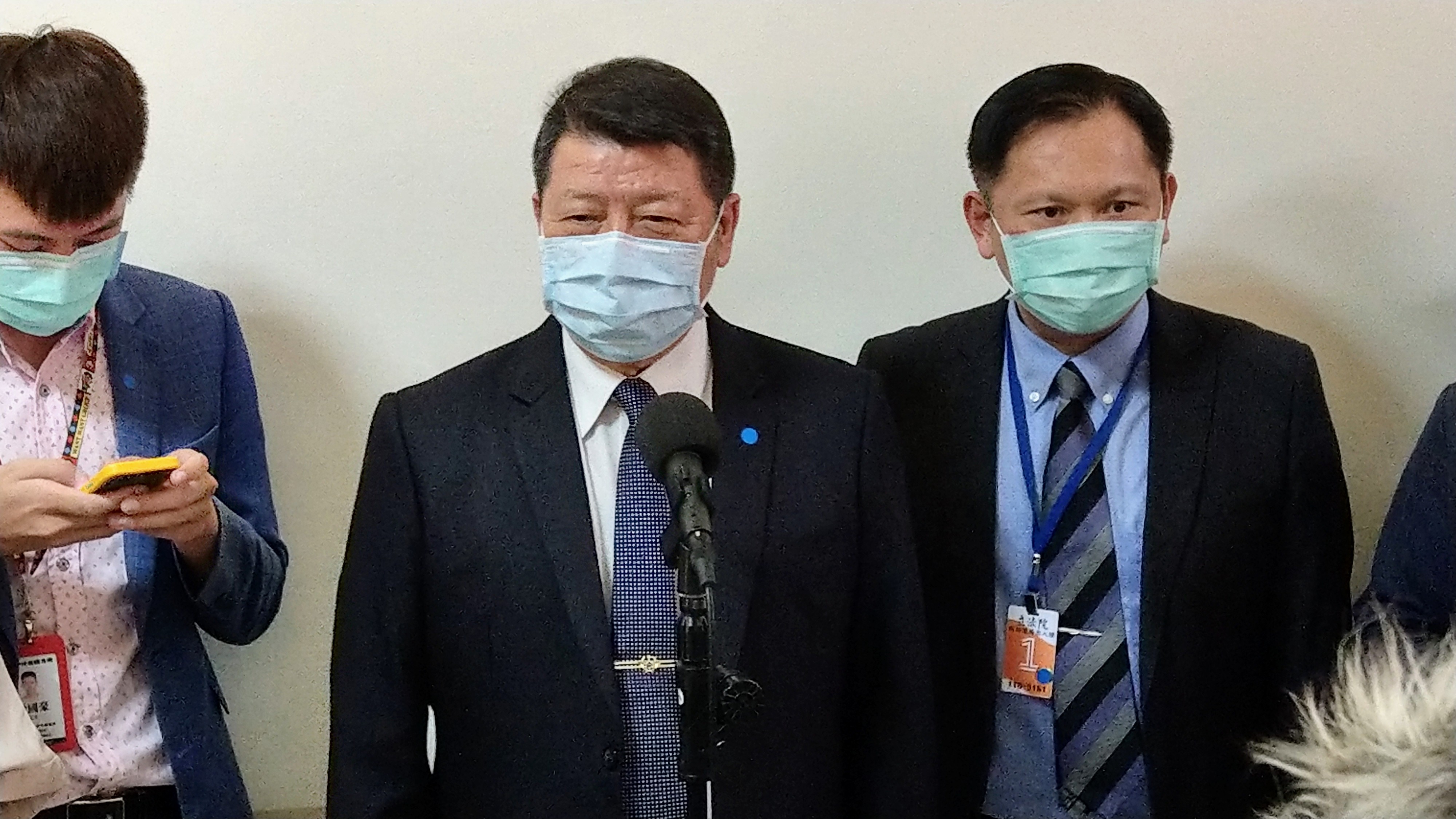 國防部副部長張哲平(中)證實有一名赴美受訓官兵染疫，經妥善治療後已痊癒，現正隔離中。(歐陽夢萍 攝)
