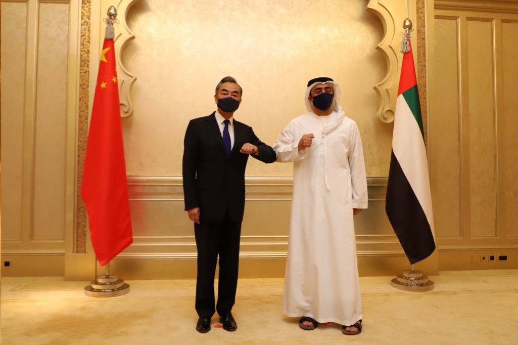 中國外交部長王毅28日在杜拜會見阿拉伯聯合大公國外長Sheikh Abdullah bin Zayed Al Nahyan。 (圖:中國外交部推特)