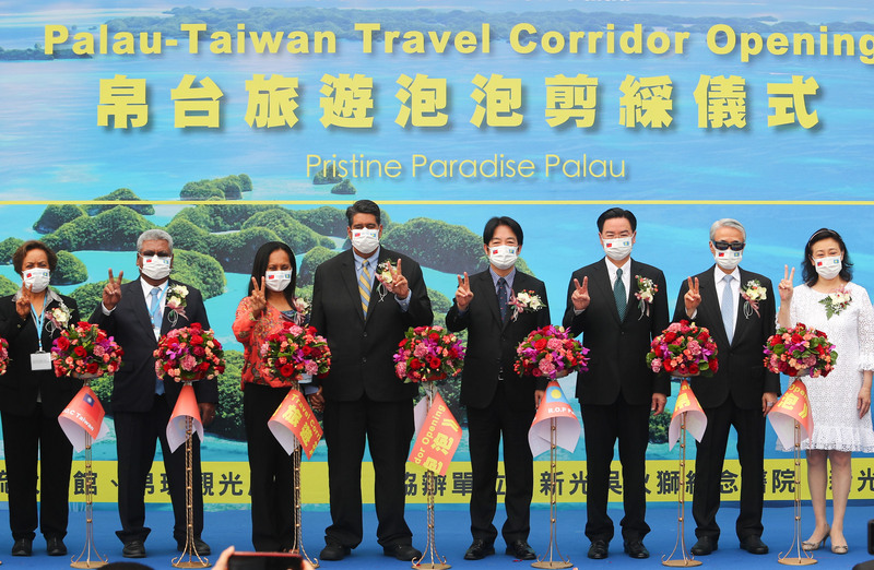 惠恕仁不滿華航取消飛帛琉航班 外交部：與業者研議可行方案。圖為帛琉總統惠恕仁（Surangel Whipps Jr.）（左4）率團訪台，為帛台旅遊泡泡啟動剪綵儀式，大力推廣帛琉觀光。 (圖：中央社)