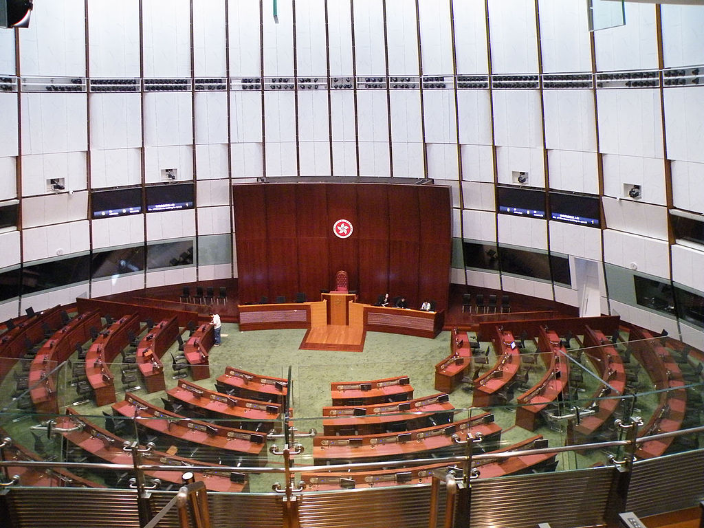 香港立法會「選舉」在即。圖為立法會綜合大樓議事廳 (Tksteven, CC BY-SA 3.0, Wikimedia Commons)