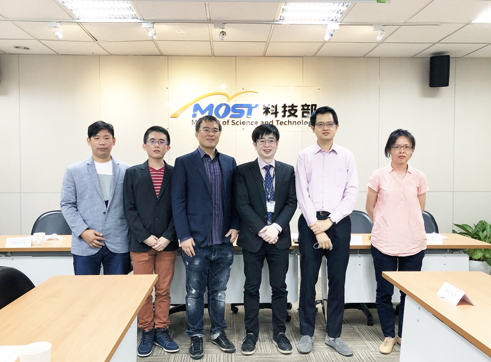 成功大學物理系研究團隊發現兩種新的霍爾效應，不需要任何磁場就能改變電子方向，未來將有機會應用在量子科技之中。（楊文君攝）