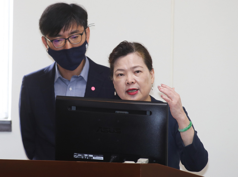 經濟部長王美花（右）(資料照片/中央社)