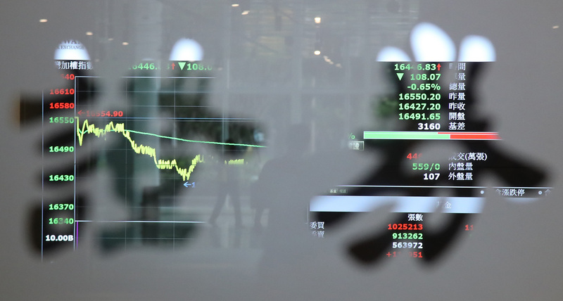 台灣超過1,200萬人擁有證券帳戶，且使用電子下單也超過千萬人，成為目前主流管道，但2021年11月卻發生大型券商遭駭客攻擊。(示意圖/圖：中央社)