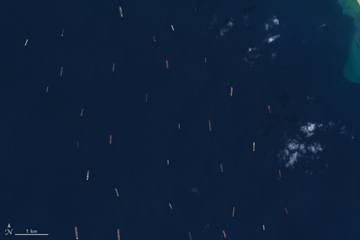 NASA公布照片，因長賜輪塞船船隻密密麻麻。 (圖:NASA)