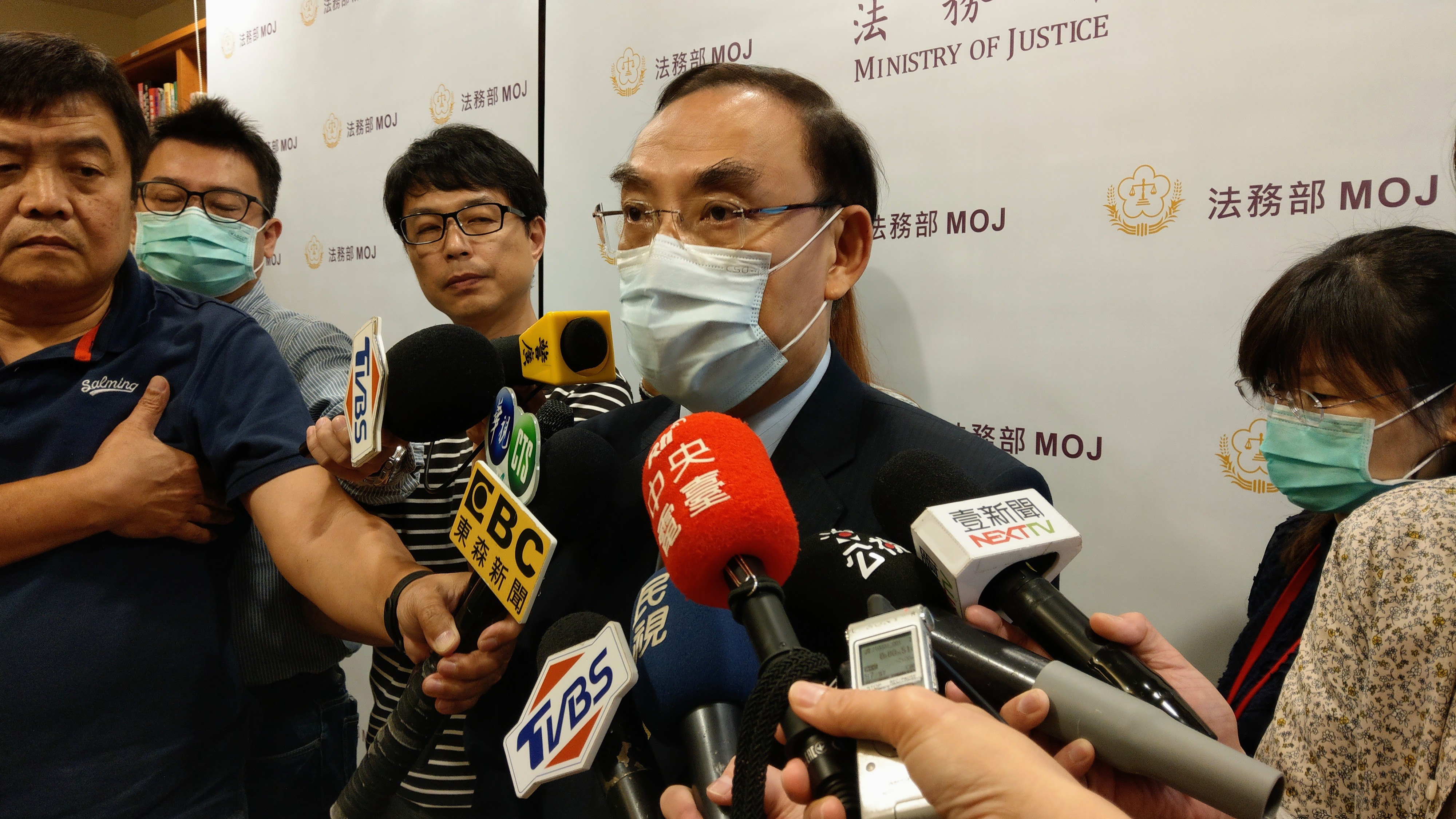 法務部長蔡清祥表示會檢討贓證物管理制度，未來可能利用無線射頻識別系統 (RFID)加強管理。(歐陽夢萍 攝)