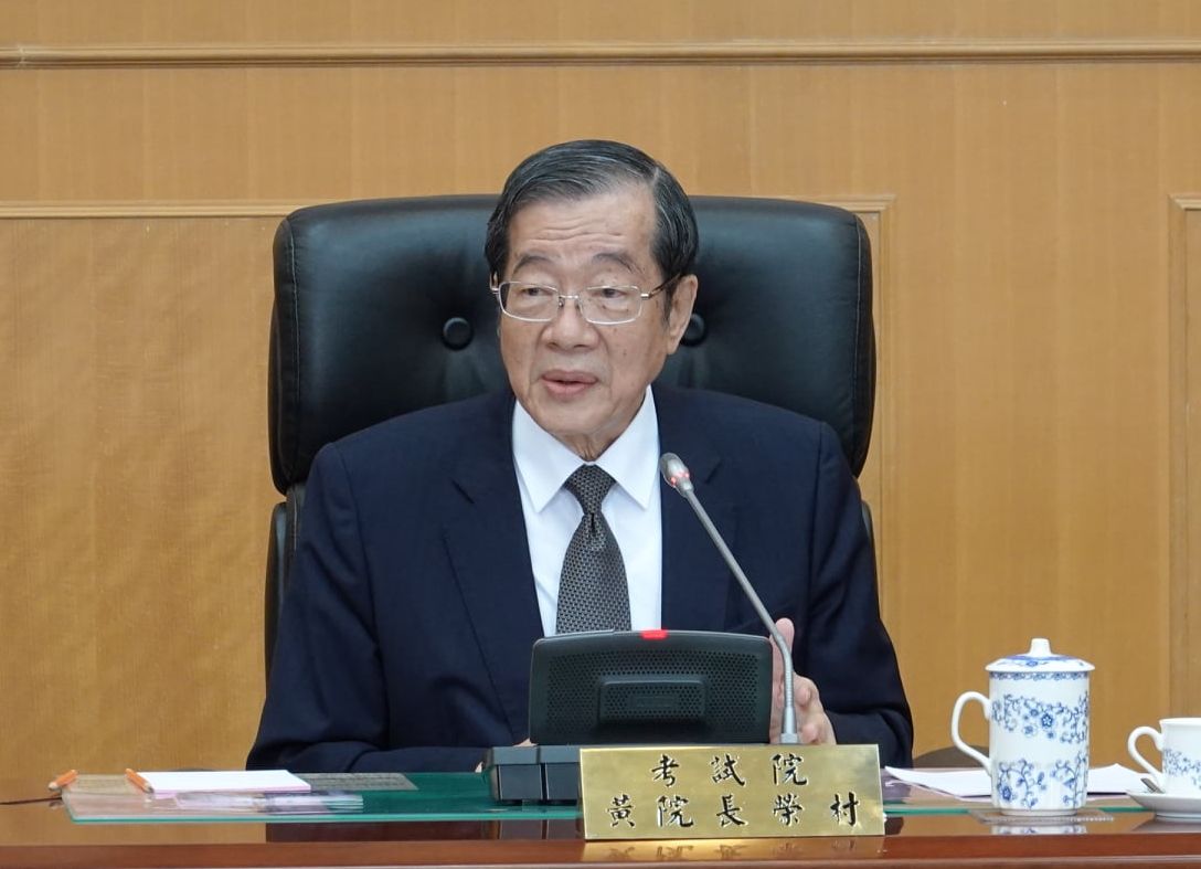 考試院長黃榮村將捐出一個月所得，期盼俄烏戰爭早日平息。(考試院提供)