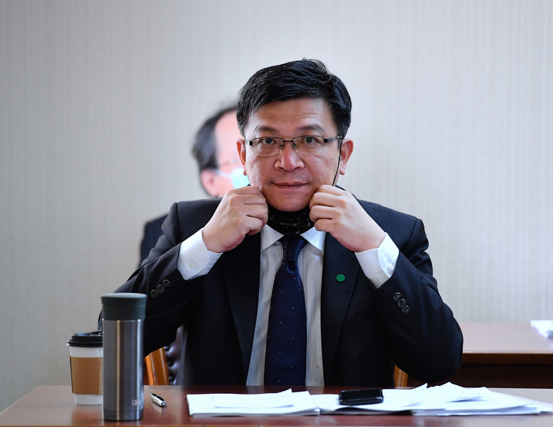 藻礁公投連署破70萬份。經濟部次長曾文生（圖）1日在立法院內政委員會表示，如果珍愛藻礁公投連署領銜的潘忠政等人希望溝通，經濟部非常樂意，而在不影響太多時程下，經濟部也會考慮能讓疑慮降低的作法。 (圖：中央社)