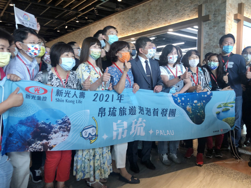 台灣、帛琉旅遊泡泡首發團將在1日下午起航，旅客上午抵達桃園機場，以逐團分批方式開始進行核酸（PCR）檢測。圖為衛福部長陳時中（前中）與旅客合影。 (圖：中央社)
