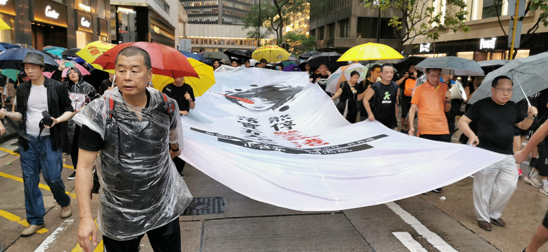 香港壹傳媒集團創辦人黎智英等7人因為前年8月18日參加「反送中」集會遊行，1日被法院裁定組織及參與非法集結罪成；圖為黎智英（前）當天走在示威隊伍前頭。（資料圖片） (圖：中央社)
