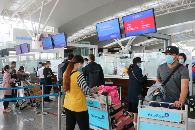 屢被台灣點名旅遊泡泡的越南對於開放國際觀光態度謹慎，目前傾向在「疫苗護照」架構下，有條件逐步全面對外開放。圖為出國的旅客在河內內排國際機場報到。 (圖：中央社)