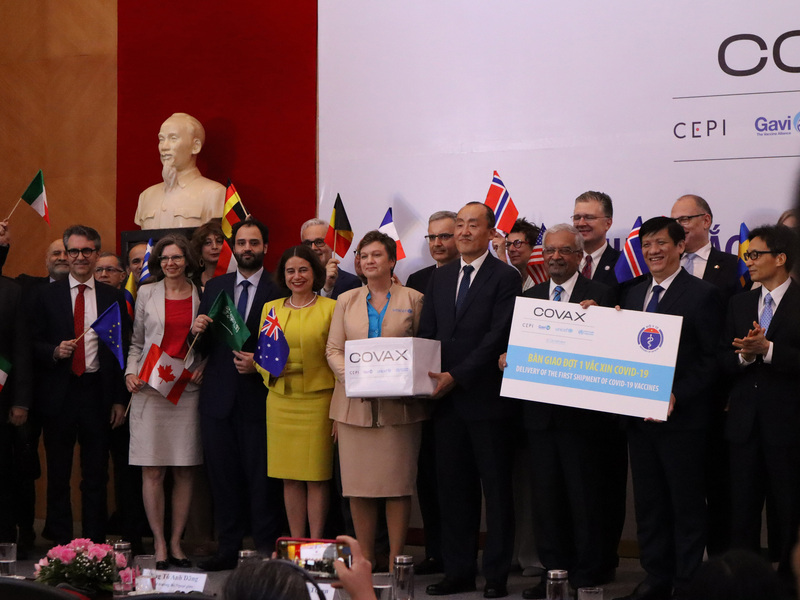 越南1日收到COVAX提供的首批81萬1200劑AZ疫苗，於越南國家衛生和流行病學研究所舉行交付儀式。 (圖：中央社)