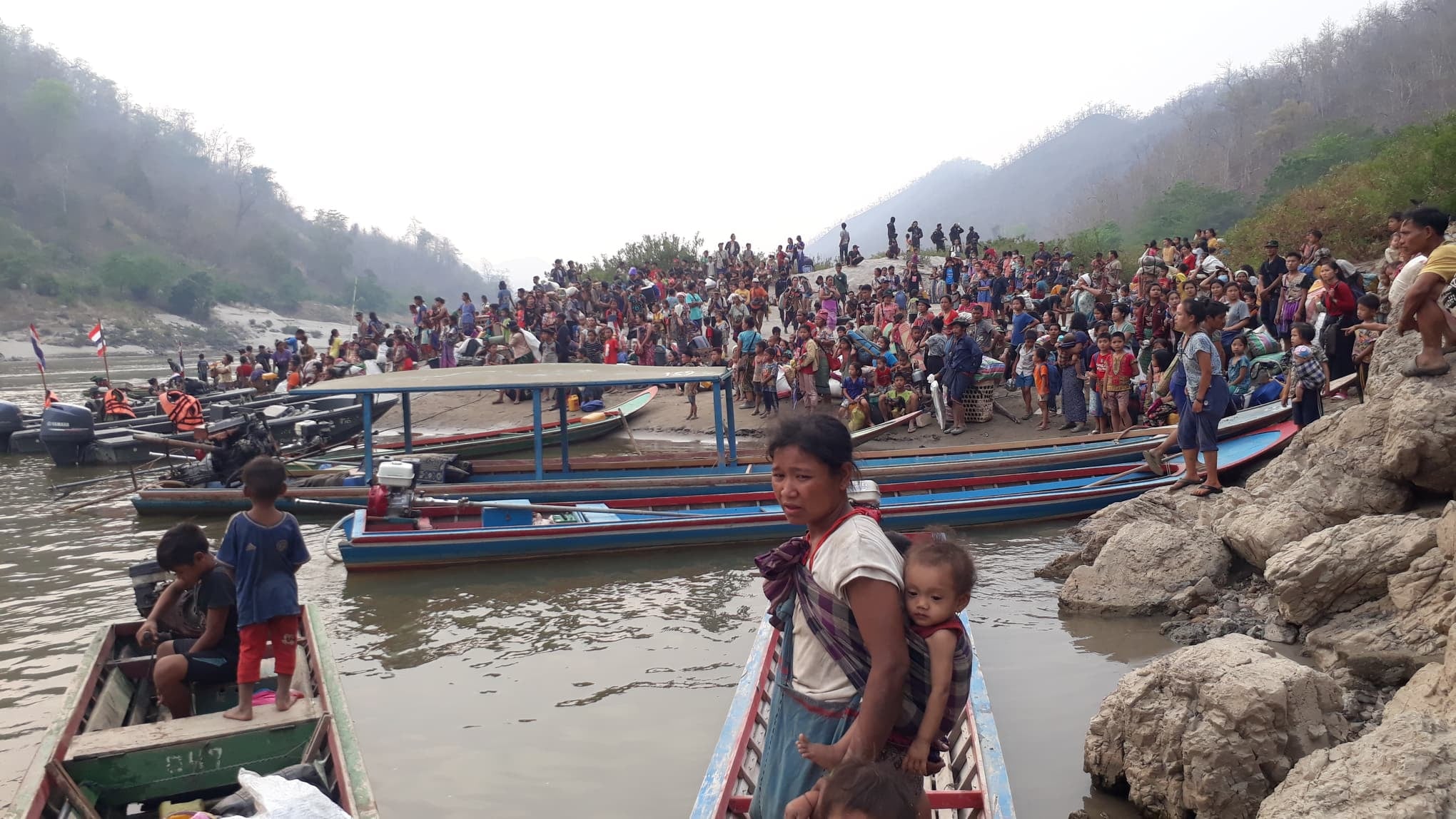 緬甸軍政府對克倫邦（Karen State）發動空襲，居民紛紛逃到鄰近的泰國避難。 (圖:臉書)