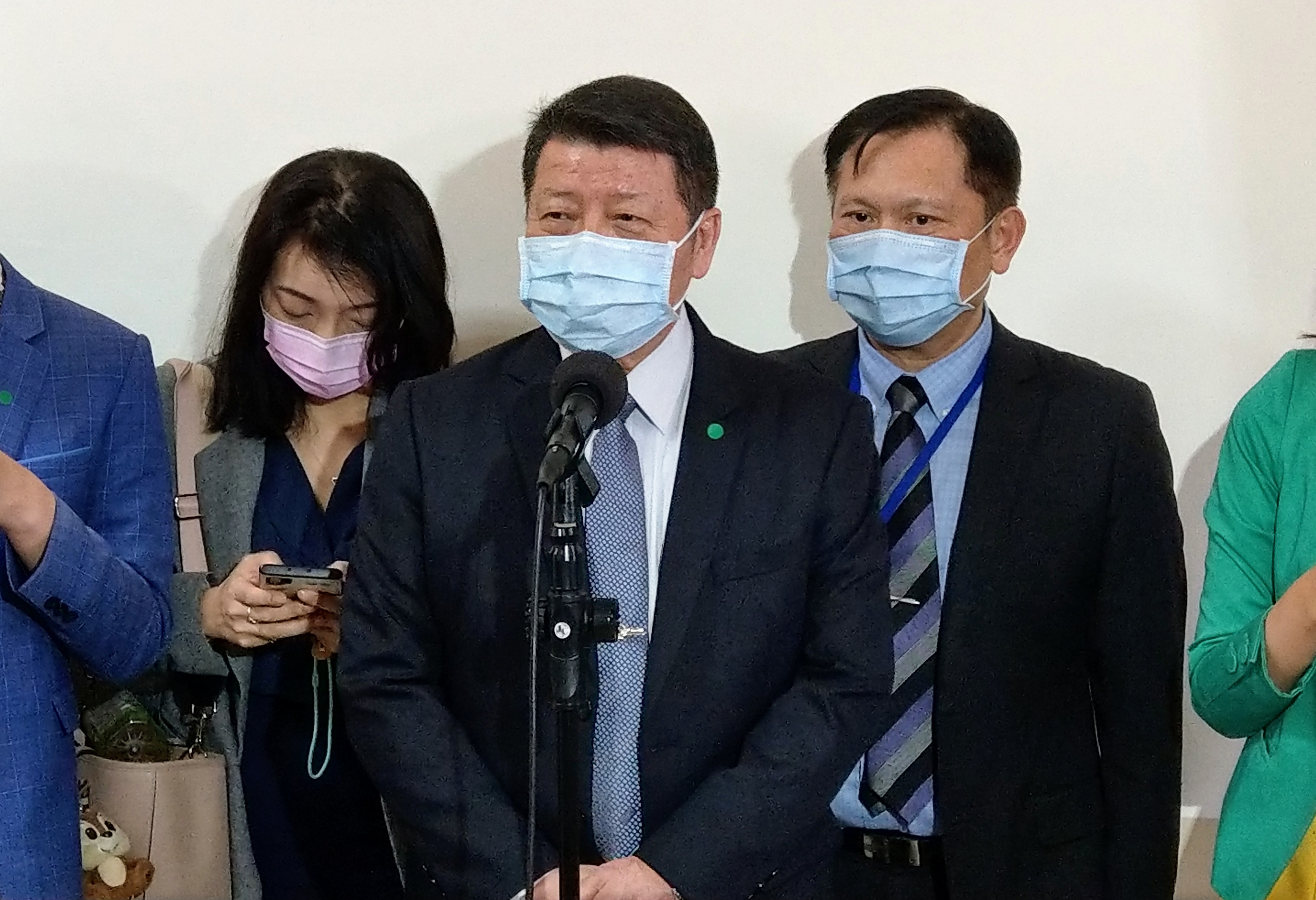 監察院認為愛國者三型飛彈重鑑採購案有行政違失，因此糾正國防部。國防部副部長張哲平(中)表示會深切檢討，未來不會再發生。(歐陽夢萍 攝)