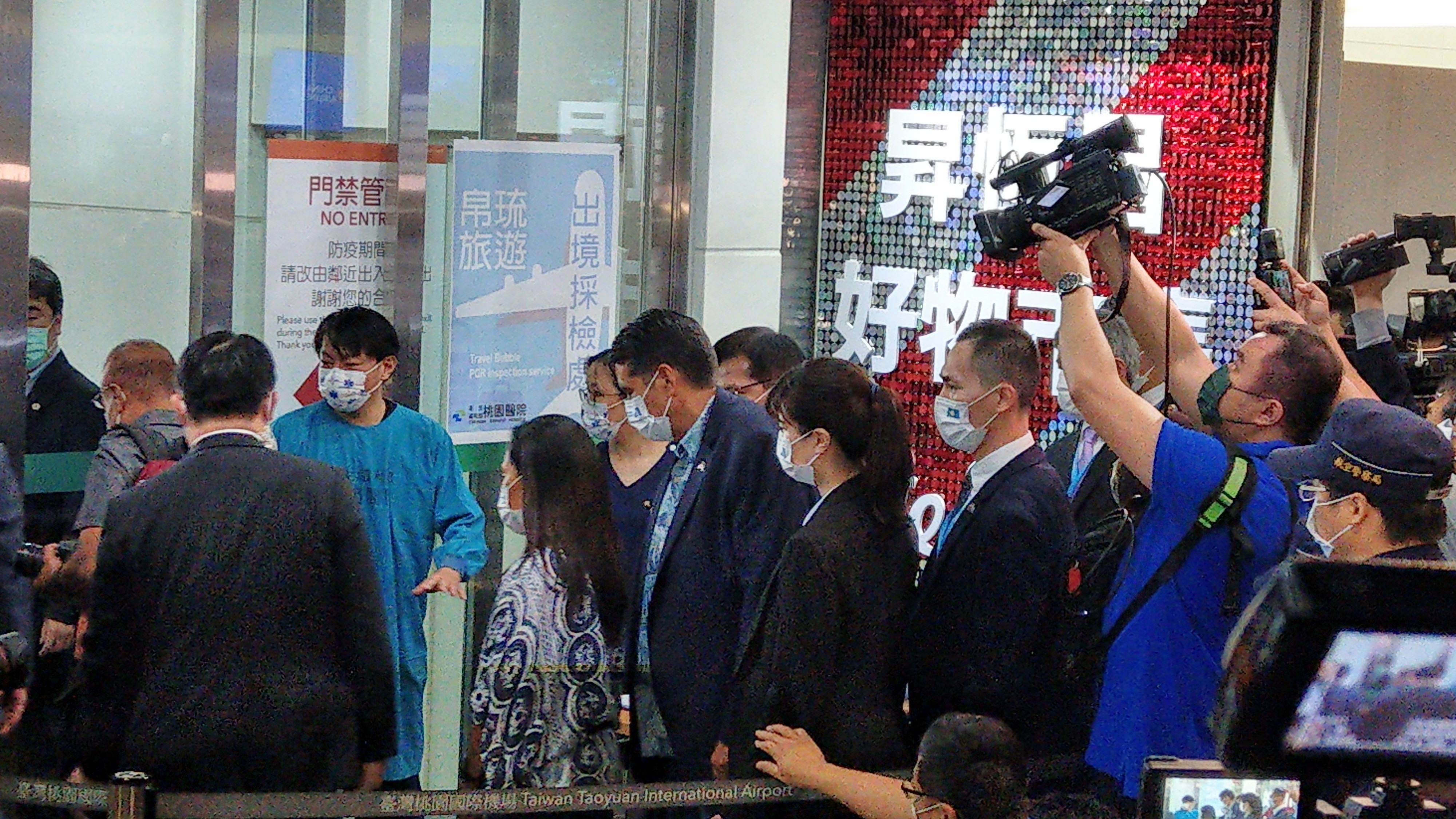 帛琉總統惠恕仁1日一早抵達桃機採檢，將搭乘首班台帛「旅遊泡泡」班機返回帛琉。(劉品希 攝)