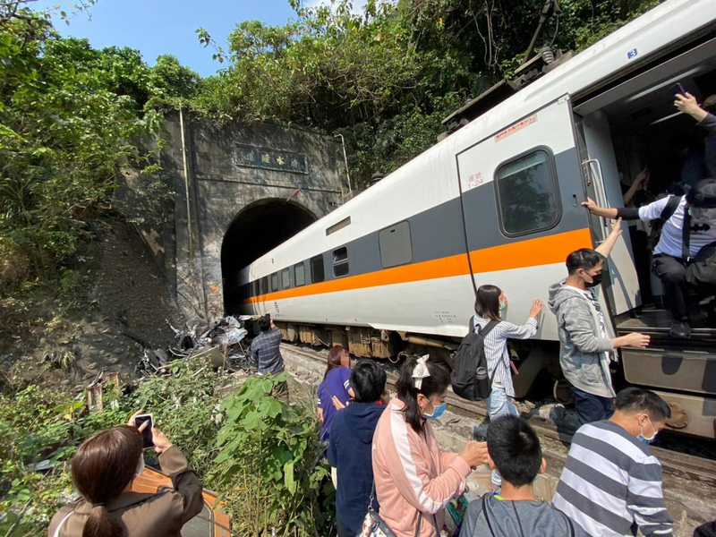 台鐵證實，2日上午9時許從樹林發車至台東的408太魯閣號行經花蓮秀林鄉和仁路段發生事故，初步得知有傷亡狀況。（民眾提供） (圖：中央社)