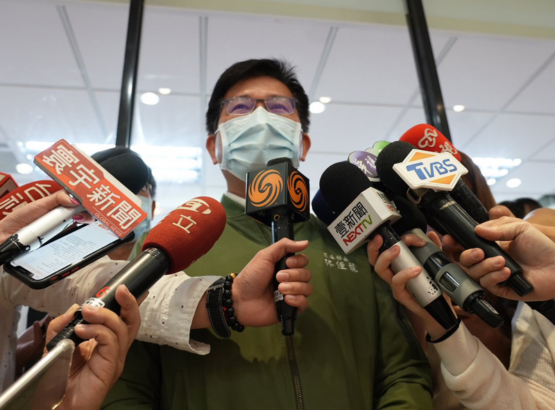 交通部長林佳龍在晚間近9時表示，搜救已告一段落，台鐵晚上將進場進行工程搶修。(圖：中央社)