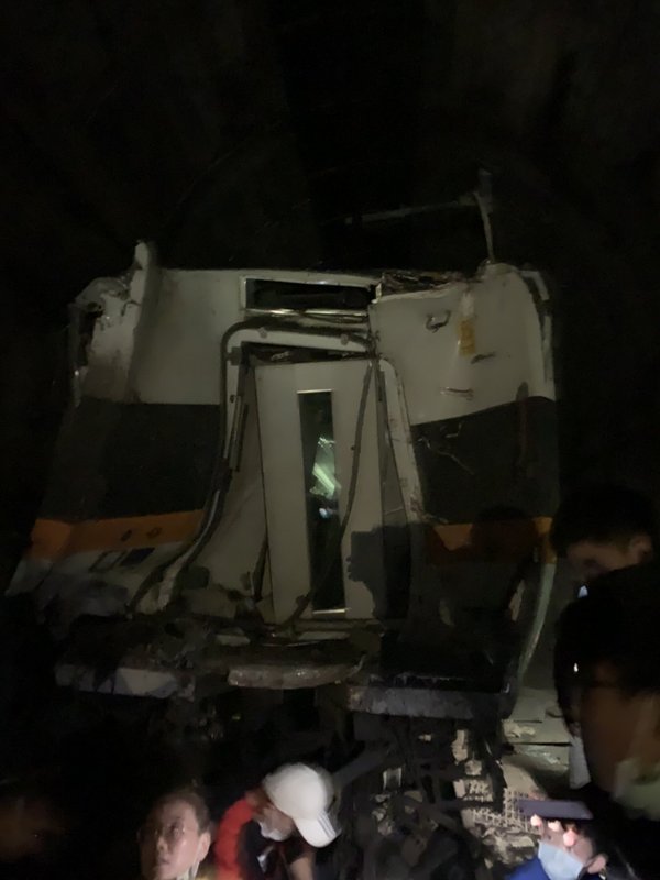台鐵408次樹林開往台東的太魯閣號列車2日在花蓮大清水隧道出軌，車廂扭曲變形卡在隧道內。（台鐵提供） (圖：中央社)