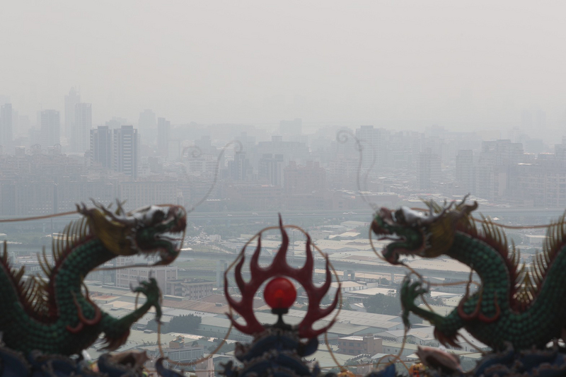 擴散條件不佳，北部空品亮紅燈，西部橘燈提醒。 (圖：中央社)