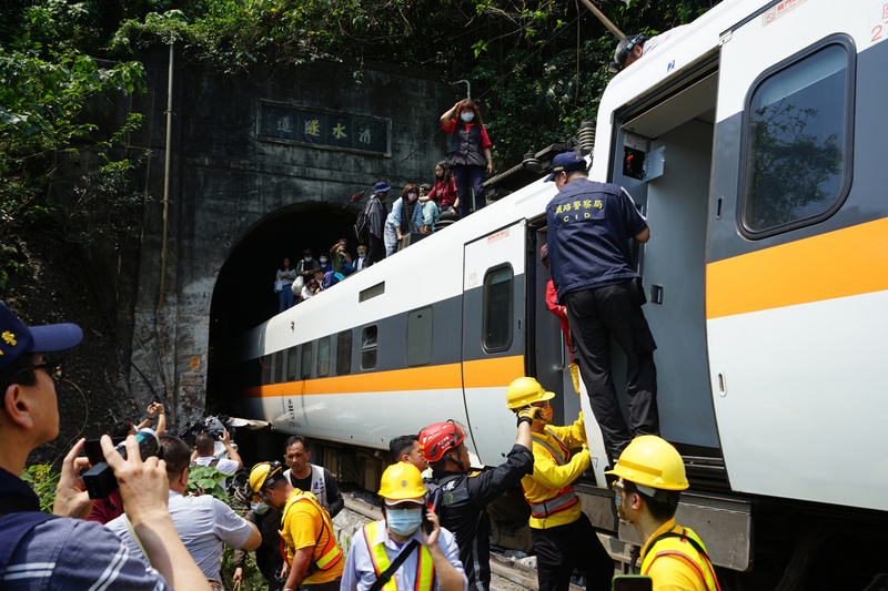 台鐵太魯閣號408車次2日上午發生出軌事故，造成車廂脫節變形，多人受困。 (圖：中央社)