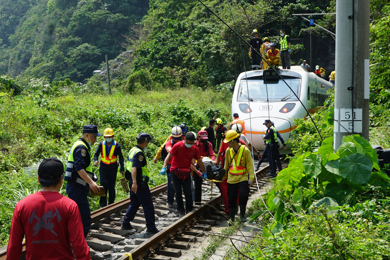 台鐵太魯閣號408車次2日上午在花蓮縣大清水隧道發生出軌事故，造成車廂脫節變形，多人受困。(圖：中央社)