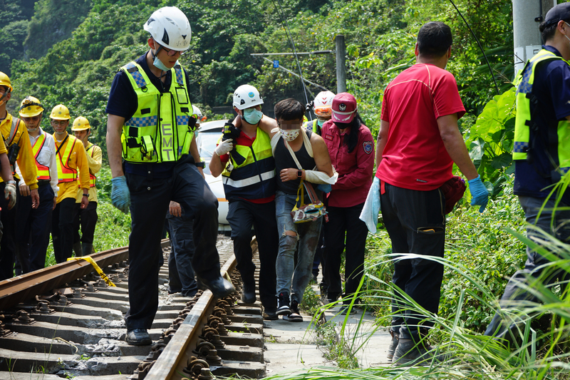 台鐵太魯閣號408車次（樹林往台東）2日上午在花蓮縣大清水隧道發生出軌事故，造成車廂脫節變形，多人受困。消防人員協助傷者脫困，送醫救治。 (圖：中央社)