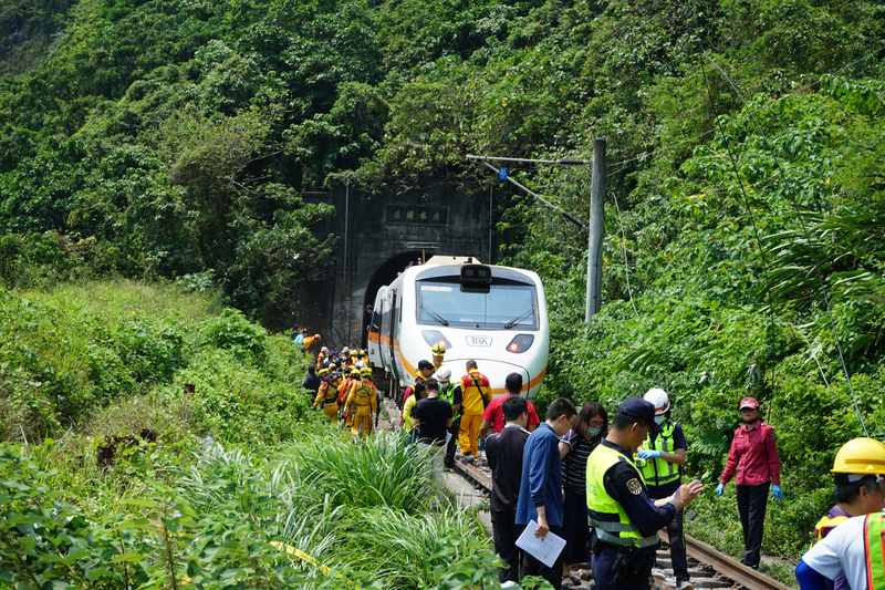 台鐵太魯閣號408車次（樹林往台東）2日上午在花蓮縣大清水隧道發生出軌事故，造成車廂脫節變形，多人受困。消防人員在現場全力搶救，並協助將傷者送醫。 (圖：中央社)