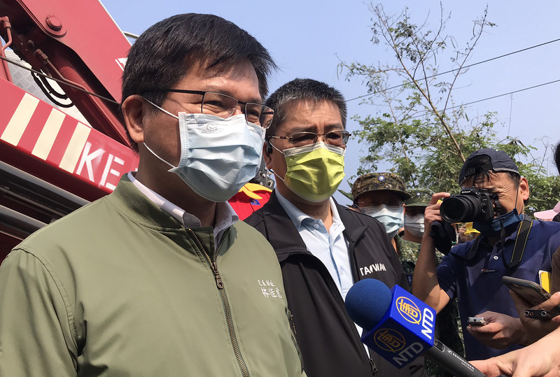 台鐵太魯閣號408車次在花蓮清水隧道出軌事故釀重大死傷，交通部長林佳龍（左）2日下午與內政部長徐國勇（左2）趕赴救災現場。(圖：中央社)
