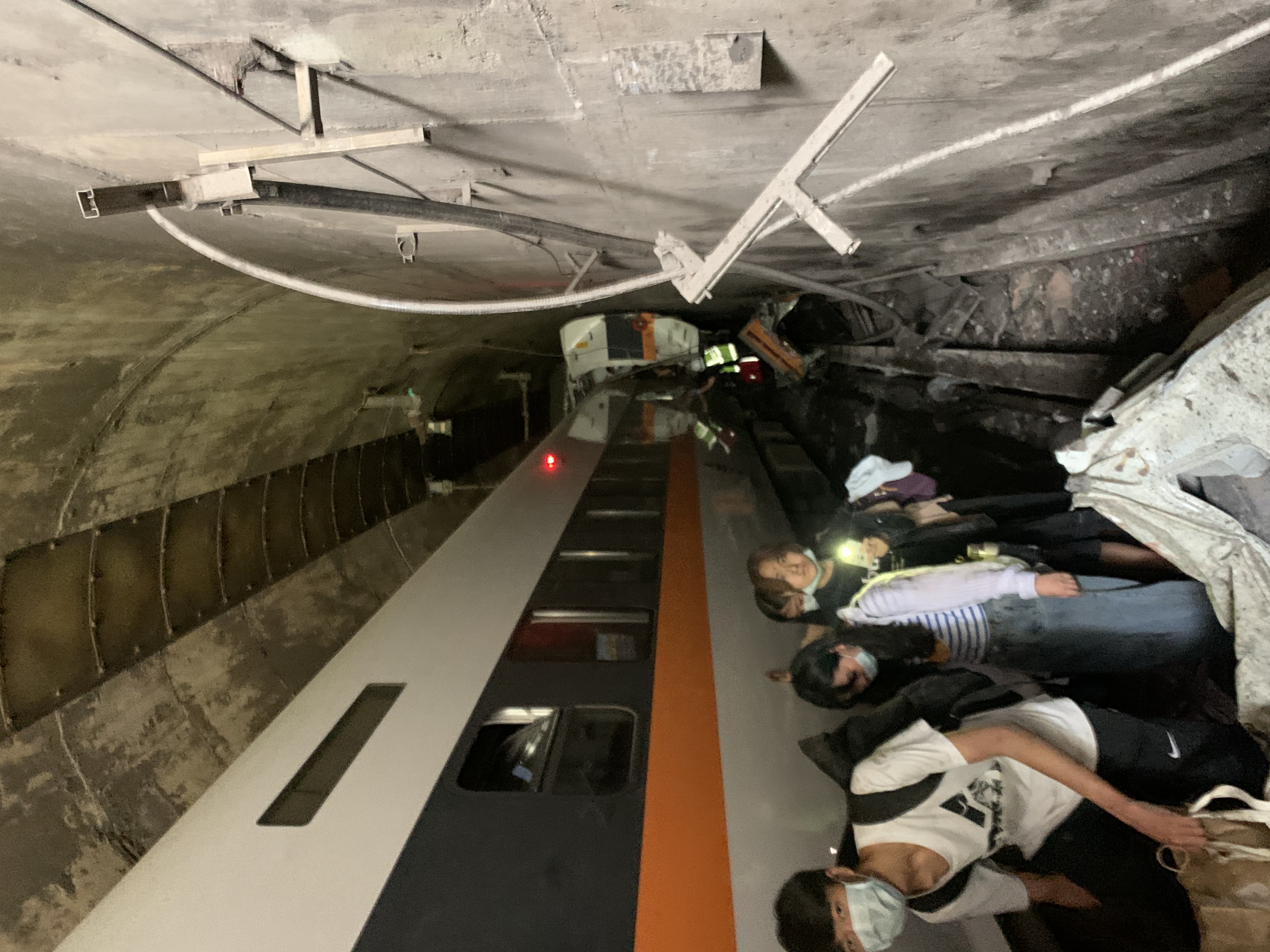台鐵列車太魯閣號408 車次2日在花蓮縣大清水隧道附近發生出軌事故，目前已知一名法國籍男性喪生，3名外籍乘客受傷。(消防署提供)