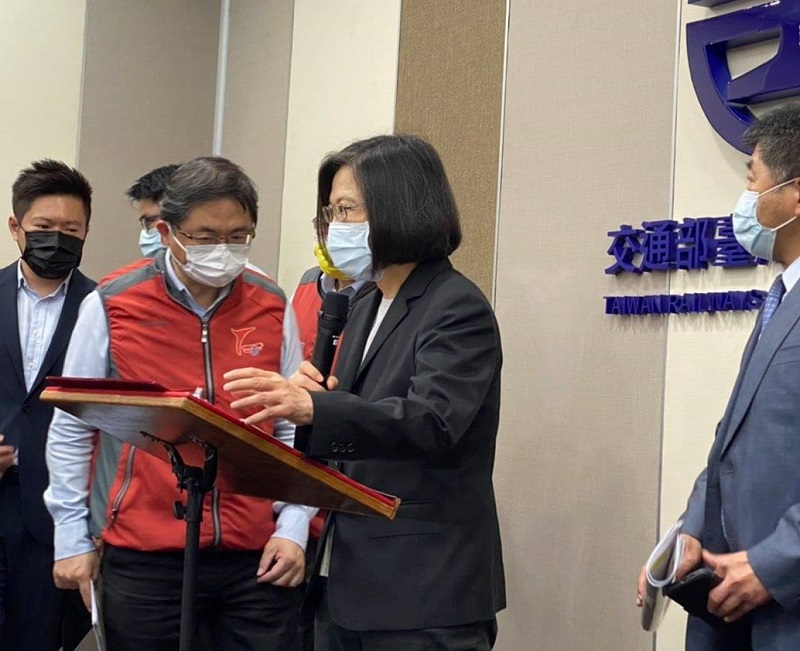 蔡英文總統下午前往台鐵災變中心視察時表示，遺憾連假首日發生重大事故，她與國人同感悲傷，總統並下達相關單位全力投入救援、啟動緊急救護機制、積極因應交通調度，與徹查事故原因等四大指示。（劉玉秋 攝）