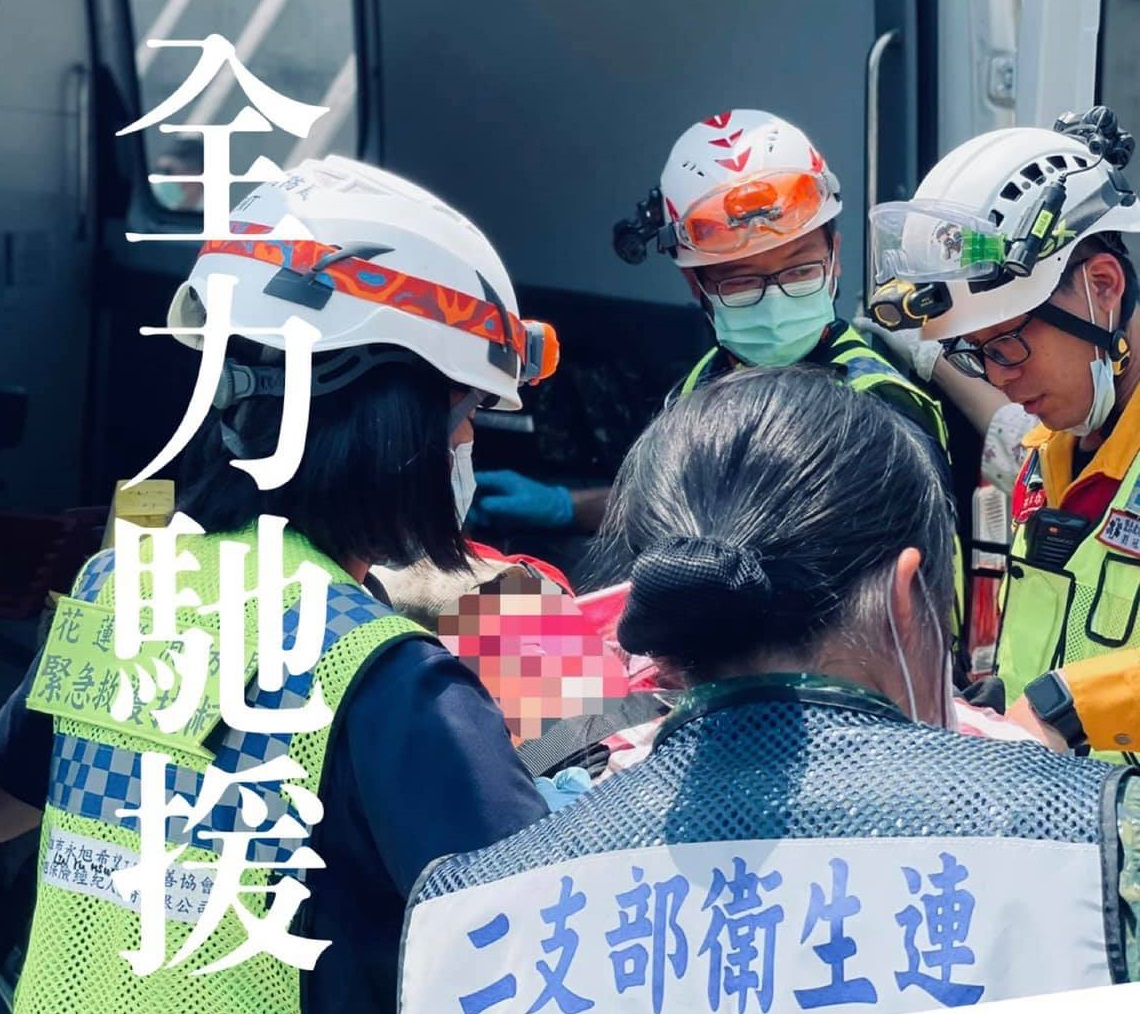 台鐵列車太魯閣號408車次2日在花蓮縣大清水隧道附近發生出軌事故，釀成嚴重死傷，國防部第二作戰區指揮部投入搶救。(圖：國防部發言人臉書)