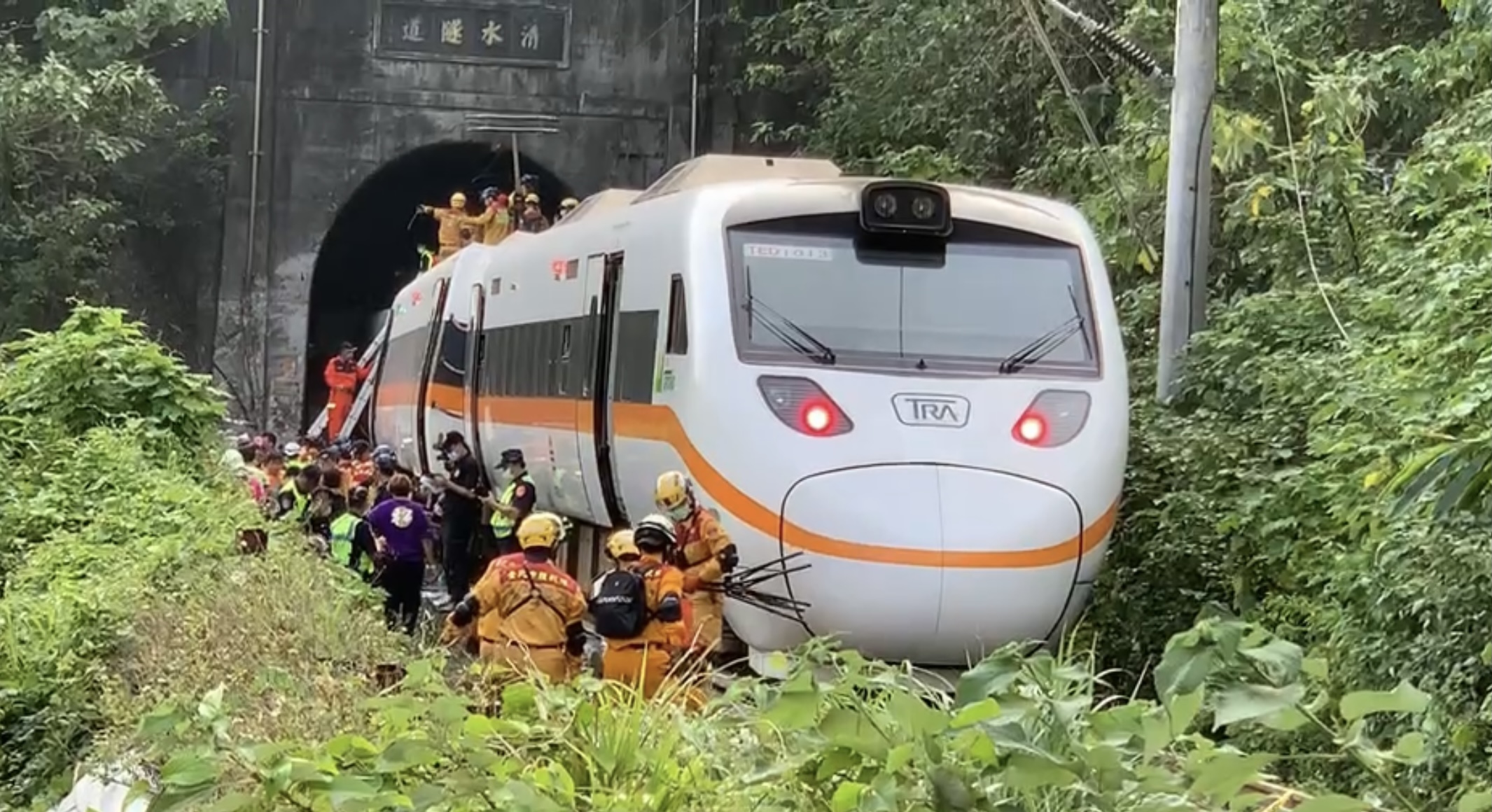 台鐵太魯閣號2日出軌釀51死，衛福部成立捐款專戶，並受理到4月底。(行政院提供)