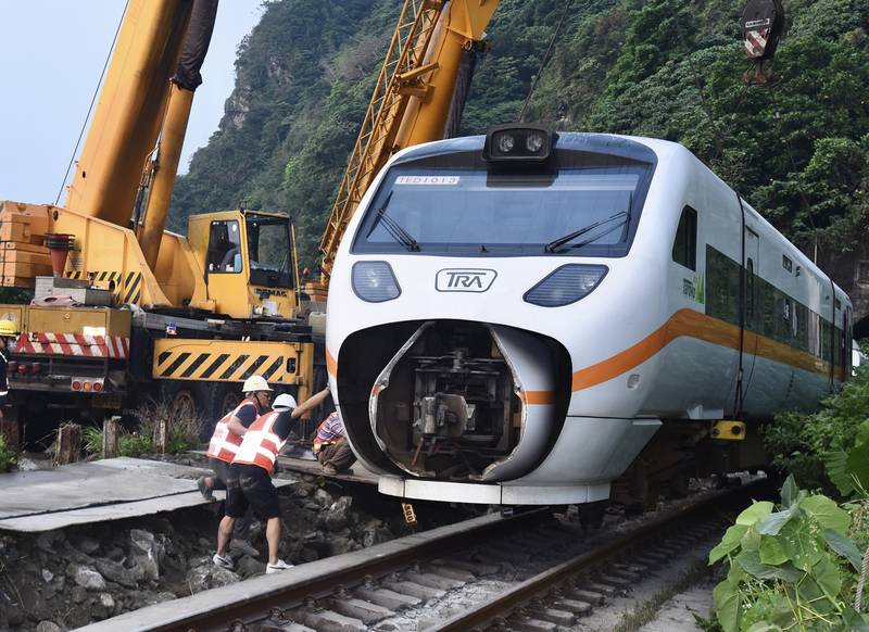 台鐵408次太魯閣號事故造成嚴重死傷，為台鐵半世紀來最嚴重的事故。圖為大型吊車3日上午將列車最後一節車廂拖離隧道口。 (圖：中央社)