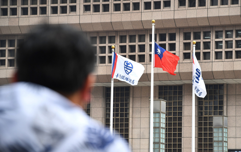 圖為台北車站前台灣鐵路管理局降半旗，追悼罹難的台鐵乘客。 (資料照片/CNA)
