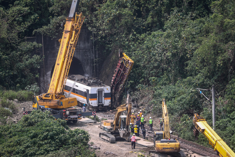 太魯閣號事故，罹難者透過DNA和證件比對，原公布死亡人數51人，花蓮地檢署檢察長俞秀端4日說，經過DNA檢驗後，發現部分殘骸屬同一人，因此死亡人數下修為48人。 (圖：中央社)