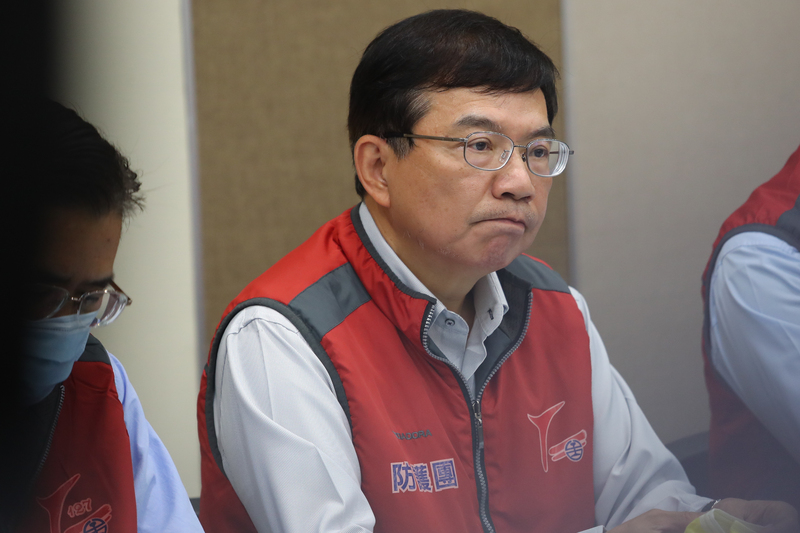 台鐵太魯閣號2日發生出軌事故釀嚴重死傷，台鐵局3日召開記者會，交通部次長王國材向外界報告事故最新處理狀況，並回答媒體提問。 (圖：中央社)
