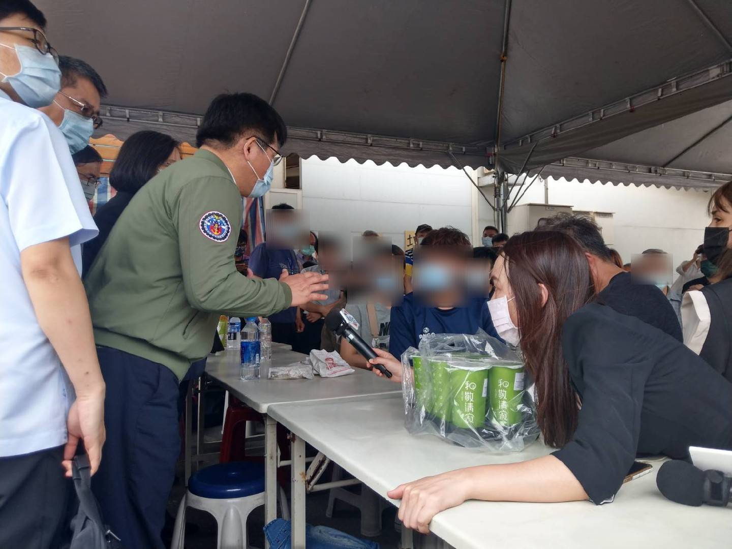 花蓮殯儀館3日上午10時左右設立靈堂，台鐵局在現場設立家屬聯絡處，林佳龍與蔡英文總統親赴靈堂上香致意。(交通部提供)