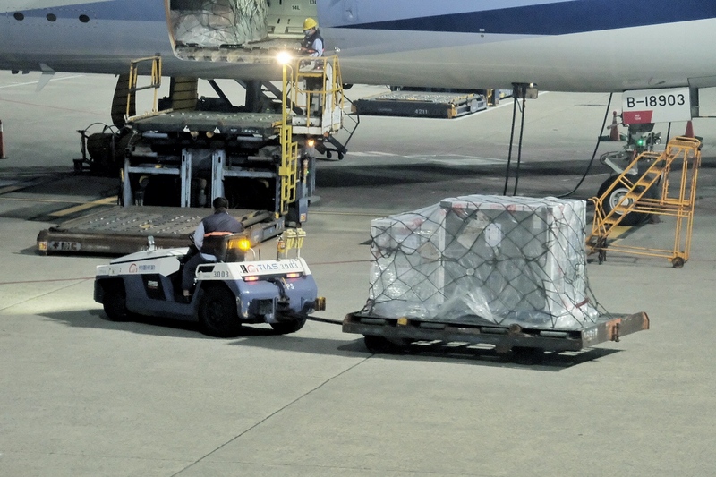 首批來自COVAX的19.92萬劑AZ疫苗，日前運抵桃園國際機場。(資料照片/中央社)