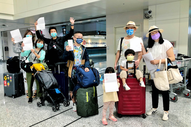 帛琉旅遊泡泡次發團4日下午將出發，除了10名團客，另有3名商務散客同機，13人的核酸檢測都是陰性。旅客順利取得核酸檢測陰性報告，開心展示檢測結果。 (圖：中央社)