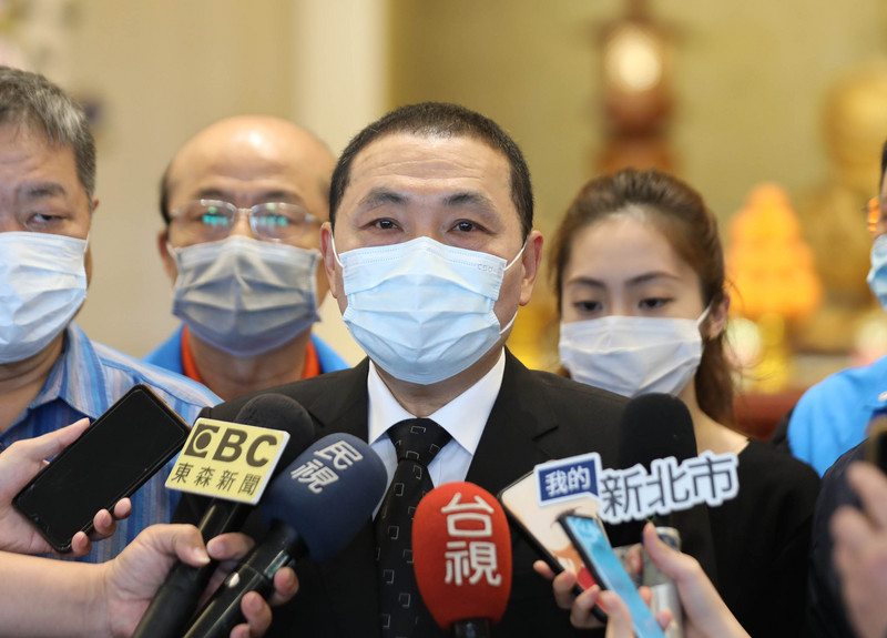 太魯閣號事故造成重大傷亡，新北市長侯友宜（右2）4日出席為罹難者舉辦超薦祈福法會，他受訪時表示，希望藉由法會能讓往生者早登極樂世界，傷者能早日康復，政府對此事故要刻骨銘心的檢討。 (圖：中央社)